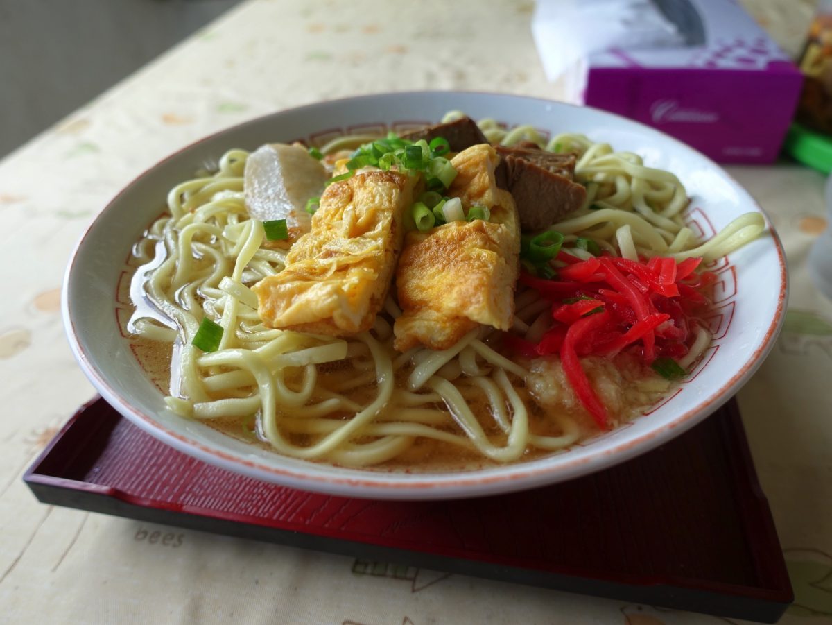沖縄といえばこれ 地元の食堂でソーキそばをがっつり食しました クマノオト